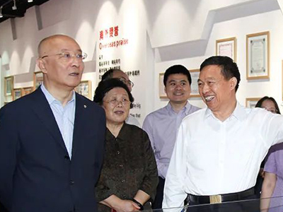 中國建筑材料聯合會黨委書記、會長閻曉峰一行親臨鵬飛集團調研